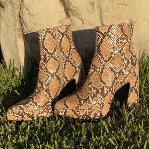 Jeffrey Campbell Dormant Snake print booties sz 8